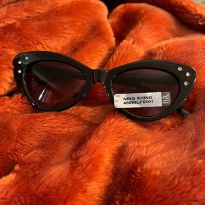 NWOT black cat eye sunglasses